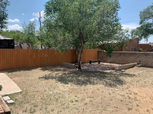 Building Photo - Renovated Santa Fe Home!!