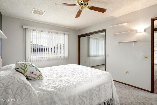 Building Photo - 12543 W Parkwood Dr