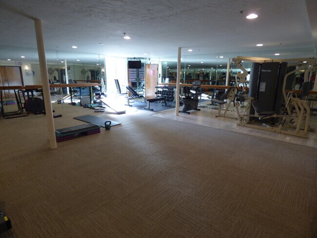 Building Photo - Spacious 2 Bedroom 2 Bath Condo in Bankers...