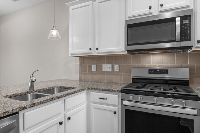 Building Photo - Gorgeous and Spacious 3 Bedroom Townhome, ...