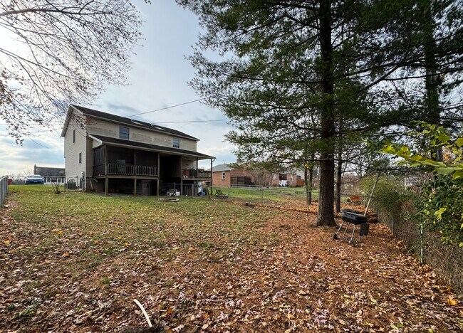 Large fenced in yard - 1048 Dual Pl