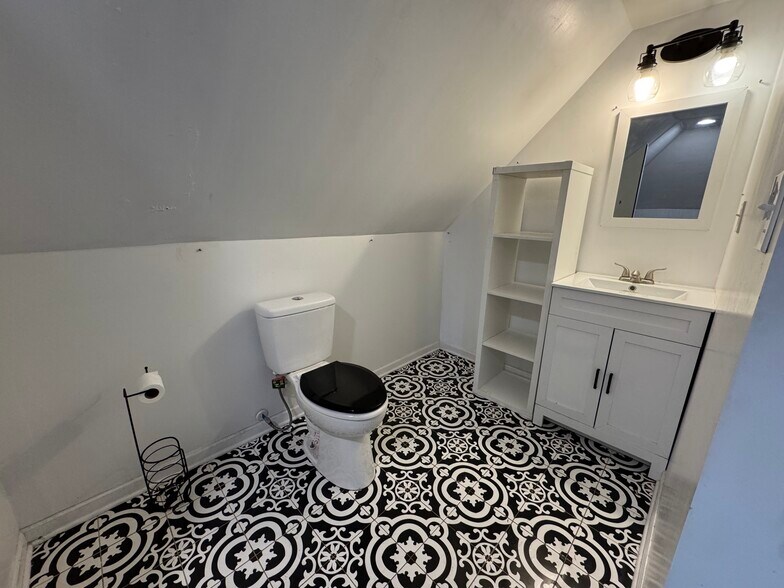 Building Photo - 100 W King St