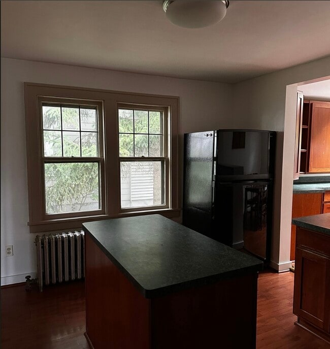 Building Photo - 9 Hickory St