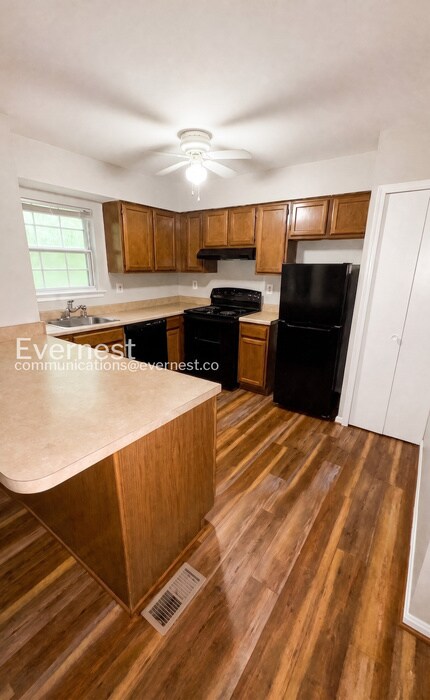 Building Photo - 3 Bed/3.5 Bath Townhome with Fenced Yard / Available Now!