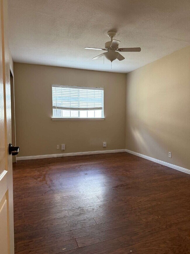 Building Photo - Beautiful Kitchen and Open Floor Plan