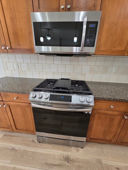 Building Photo - 591 W Kingsley St