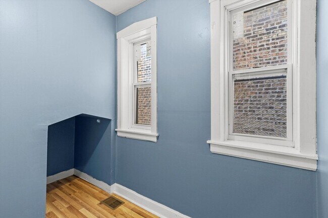 Building Photo - 2246 N Leamington Ave