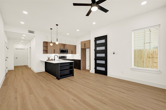 Building Photo - 327 Tite St
