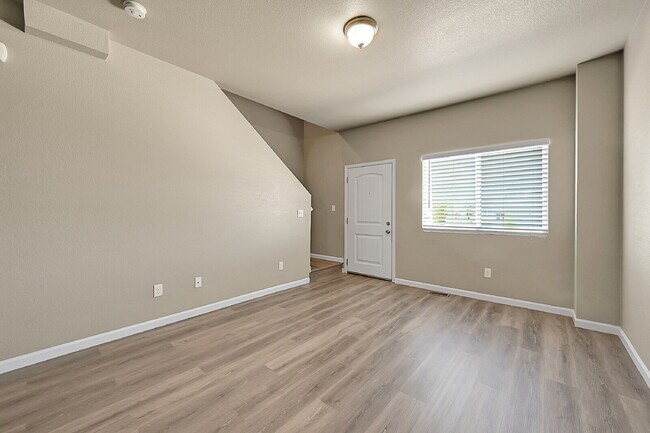 Building Photo - $1,895-3 Bed 3.5 Bath townhome in CO Sprin...