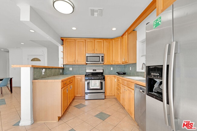 Building Photo - 1133 S Swall Dr