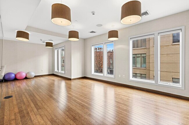 Building Photo - 250 Henley Pl
