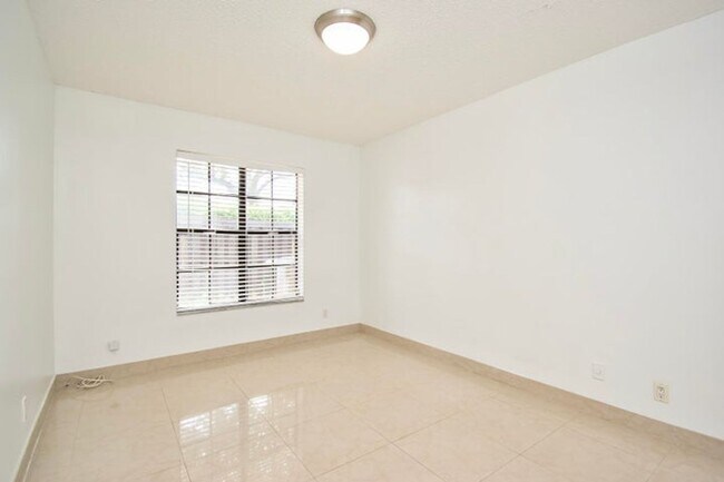 Building Photo - 21662 San Simeon Cir