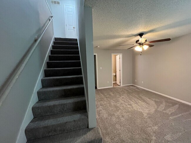 Building Photo - 2-Bedroom, 1.5 Bathroom Duplex with 1 Car ...