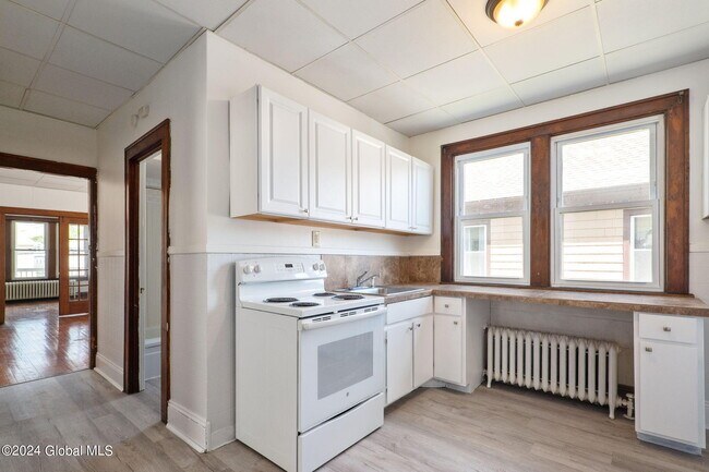 Building Photo - 52 Forest Ave