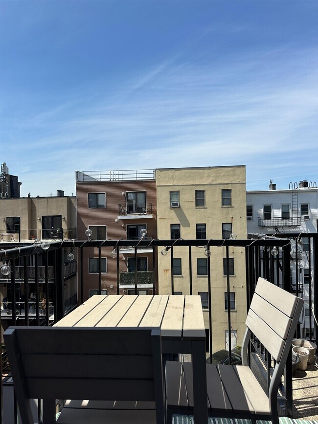 Building Photo - 408 Grand St