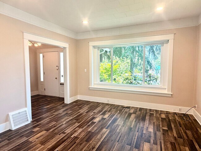 Building Photo - Beautifully Updated Craftsman in the Heart of North Tacoma