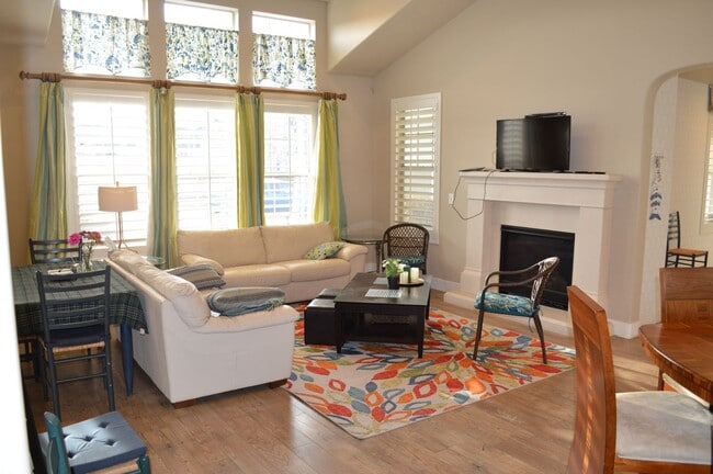 Building Photo - Luxurious 4-Bedroom Home with Mother-in-Law Suite