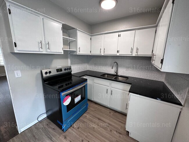 Building Photo - $1,195 - 3 bedroom / 1 bathroom - Single Family Home