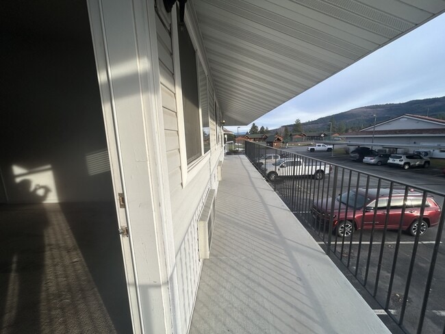 Building Photo - 15 Fairway Dr