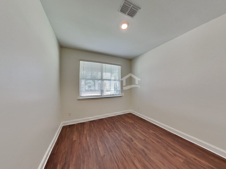 Building Photo - 560 Rivermist Dr