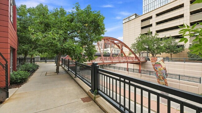 Building Photo - $2,820.95- 2 bed, 1 bath Condo in the heart of Denver with In Unit Laundry!