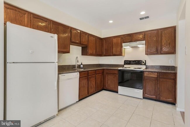 Building Photo - 5686 Chapel Run Ct