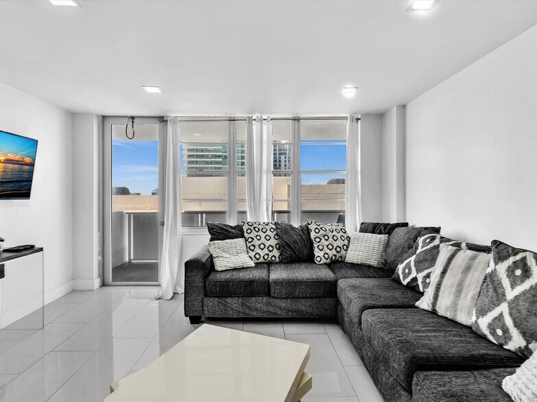 Building Photo - 3725 S Ocean Dr