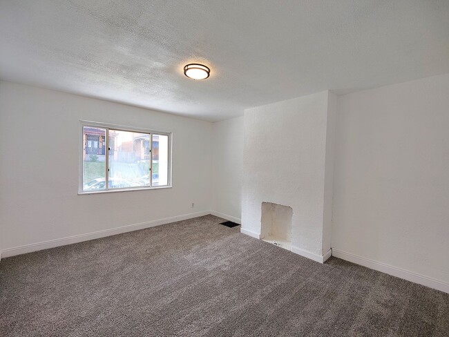 Building Photo - *Beautifully Updated & Spacious 6BD/1.5BA ...