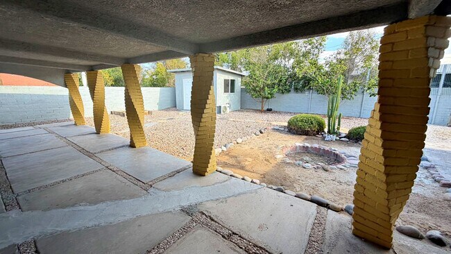 Building Photo - 812 Bracken Ave