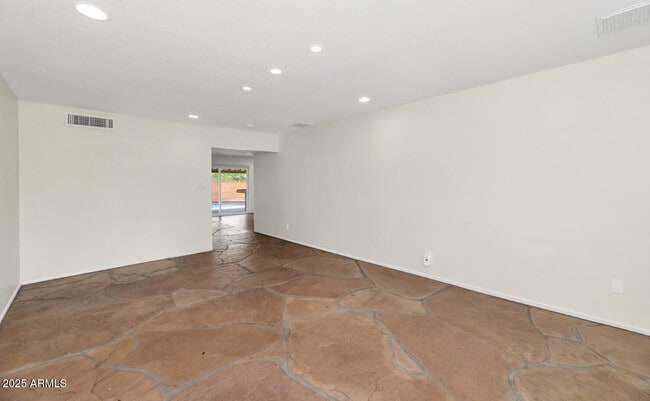 Building Photo - 439 E Malibu Dr