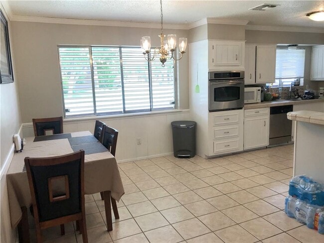 Building Photo - 5 Bedroom 3 Full Baths on the Southside