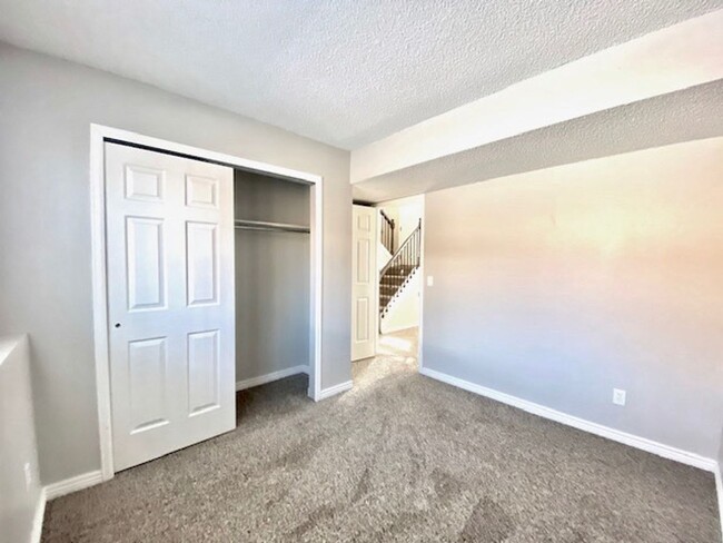 Building Photo - Lovely bi-level 3 bed/2 bath home with fen...