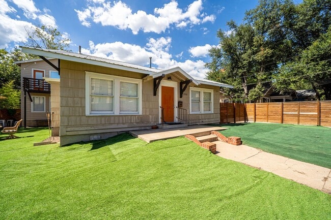 Building Photo - UT PRE-LEASE: 5 bed / 3 bath Remodeled Wes...