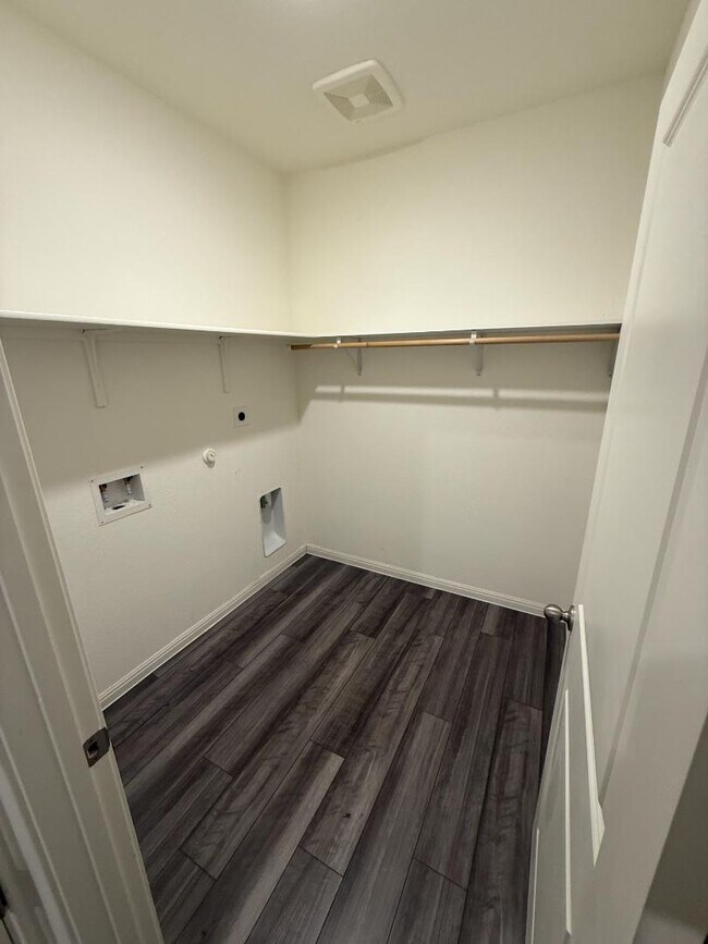 Building Photo - 401 Wren Ln