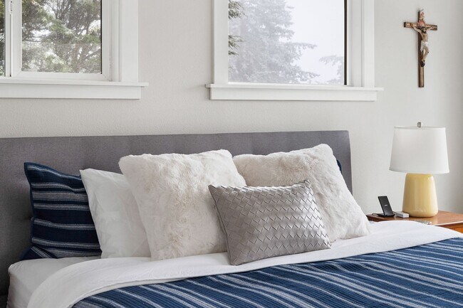Building Photo - FURNISHED! Exquisite 3-Bedroom Furnished H...