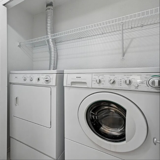 Building Photo - Beautifully Remodeled | 1 Bed · 1 Bath | Pet Friendly