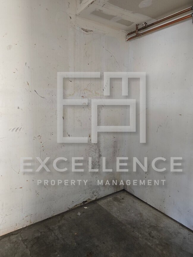 Building Photo - Fully Updated 2/1 Condo Upstairs - Pool, P...