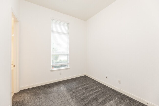 Building Photo - 25514 Kearsley Dr