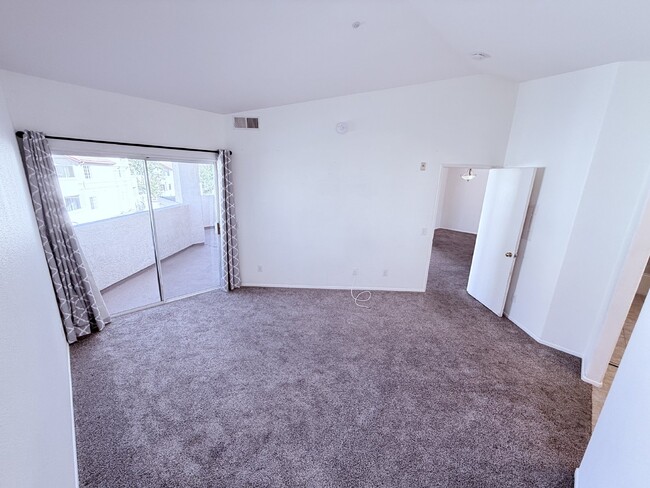 Building Photo - 2-Bed, 2-Bath Condo with Fireplace in San ...