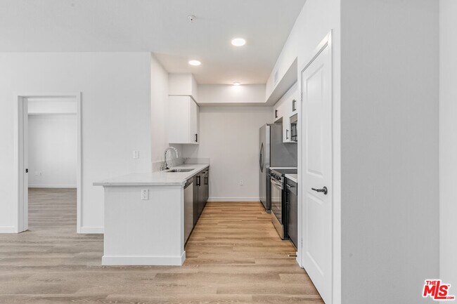 Building Photo - 10824 Blix St