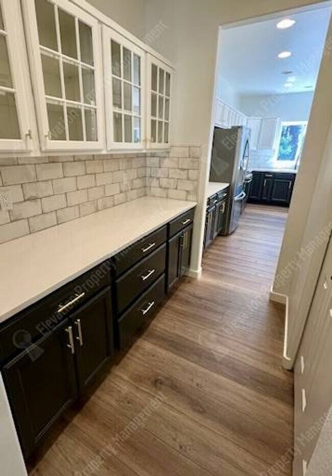 Building Photo - Beautifully updated 3 BR on west side of Bend