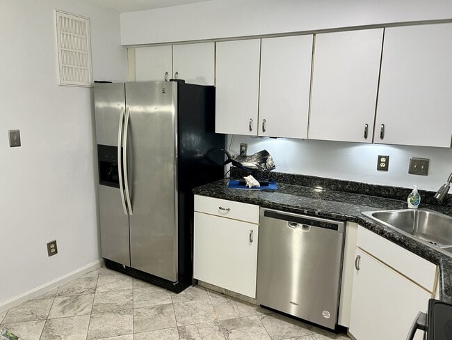 Building Photo - 415 Seahorse Run