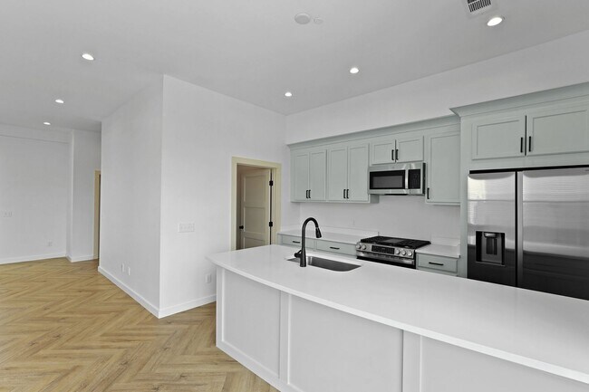 Building Photo - The 912 Building C