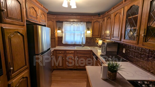 Building Photo - 512-512 1/2 W 10th St