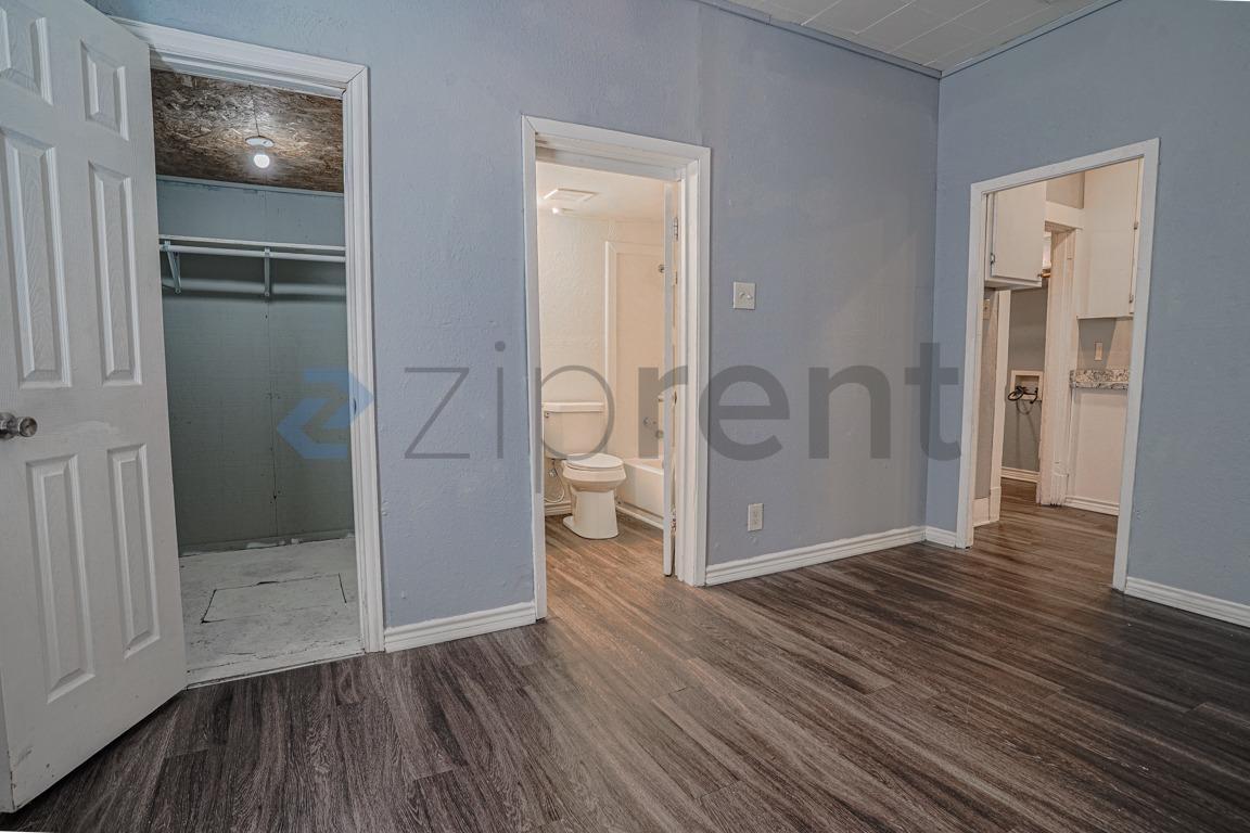 Building Photo - 1006 S Throckmorton St