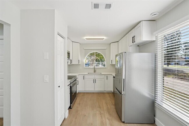 Building Photo - 123 Edgewater Cir