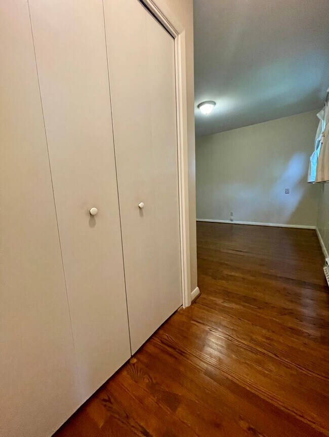 Building Photo - Stunning Two-bedroom In SW Portland~ Great...