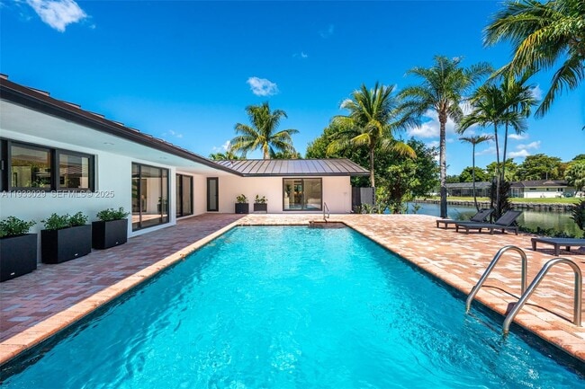 Building Photo - 10945 SW 75th Ct