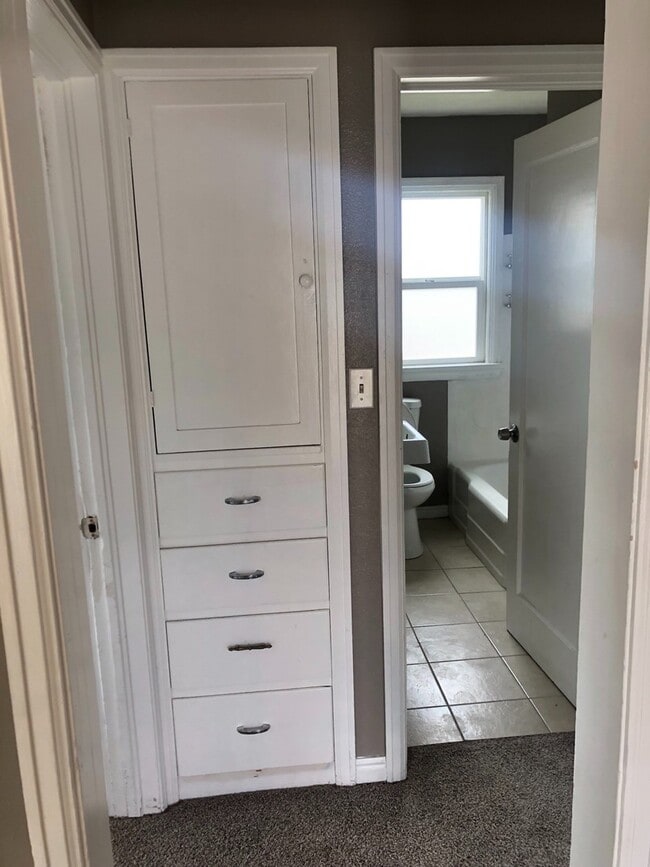 Building Photo - 2 Bedroom, 1 Bathroom Main Level Unit