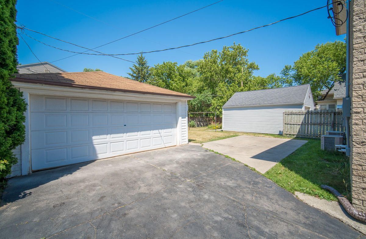 Building Photo - 7936 W Becher St